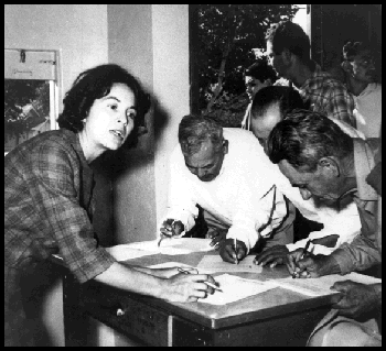 Dolores_Huerta_signing_up_members